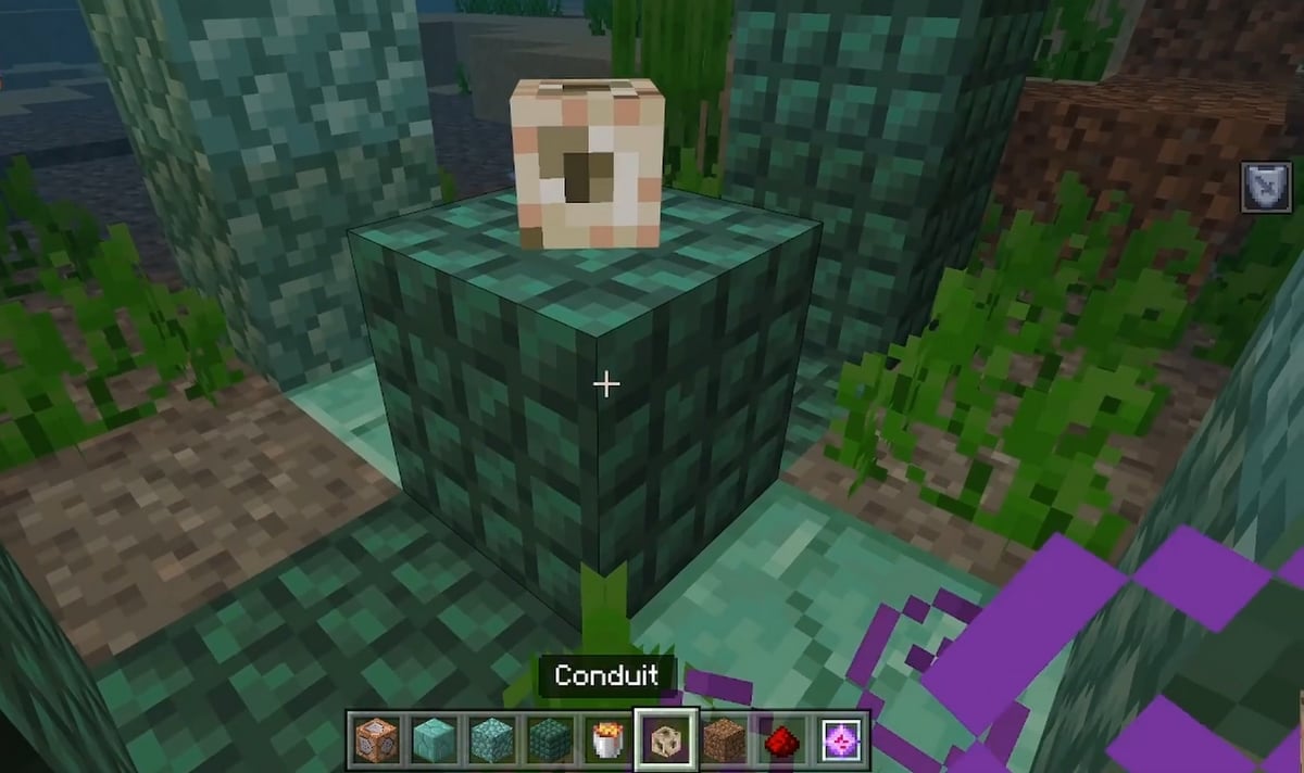 Conducto colocado sobre un bloque macizo de prismarina oscura. 