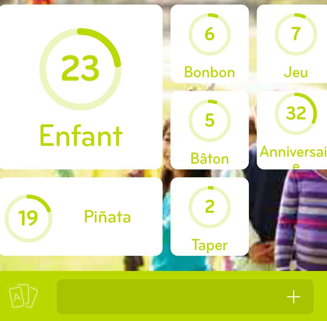 Images des solutions, réponses et aide pour le niveau 208 : Photo d'une fête d’anniversaire où une enfant est prête à taper une pinata du jeu mobile 94%