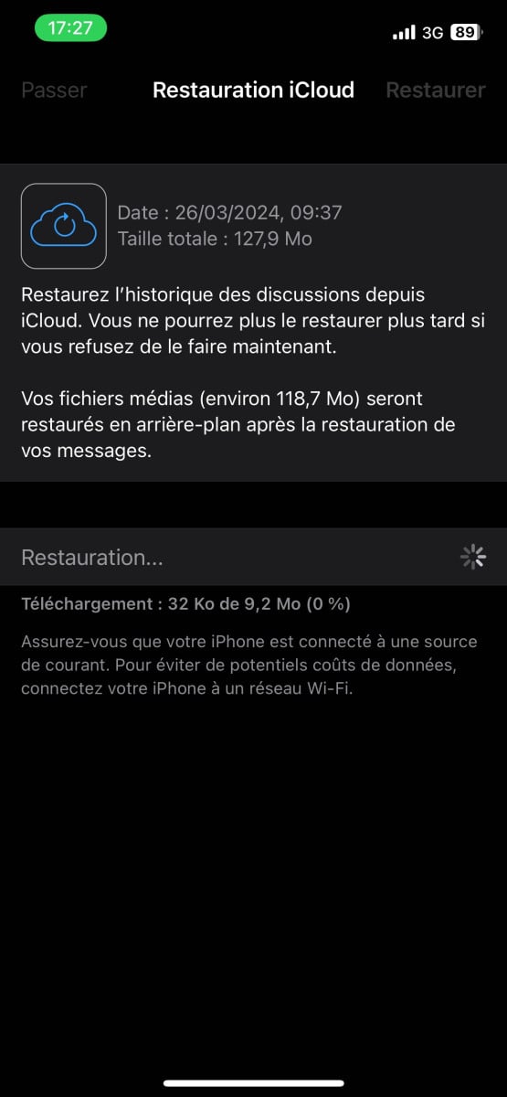 Screen de l'interface de WhatsApp où il faut patienter pour le restauration de données WhatsApp 