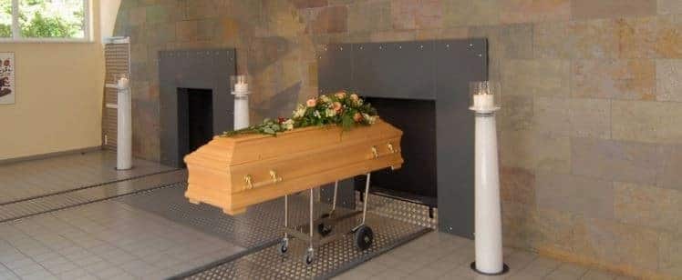 火葬の準備をしている火葬場の故人の遺体。インターネット経由で撮影した写真