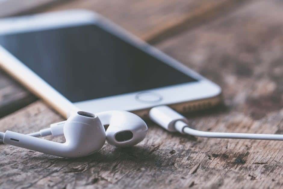 Bild, das ein Headset und ein Telefon zum Anhören und Herunterladen von Musik online darstellt. Bild über das Internet aufgenommen