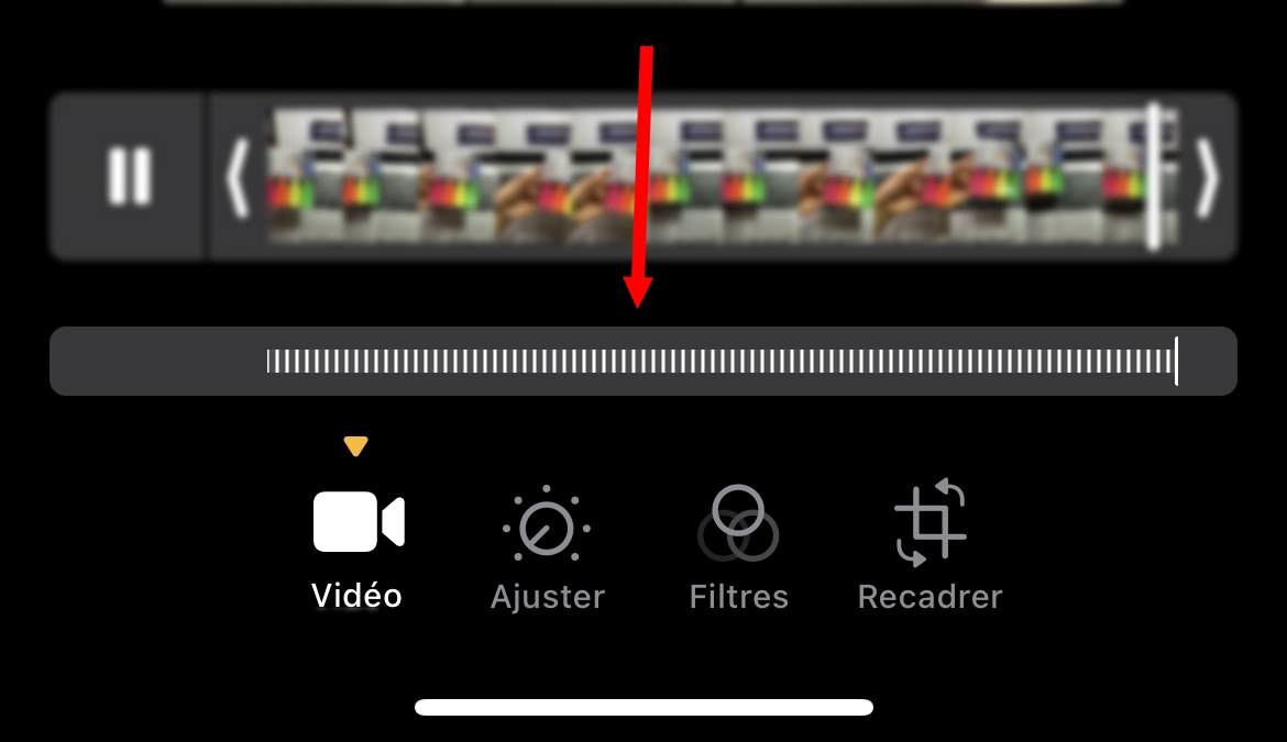 iPhone 照片应用软件的屏幕，说明如何加快视频播放速度 