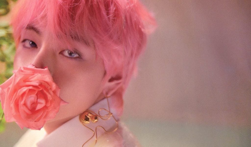 V — вокалист и визуальный лидер группы BTS