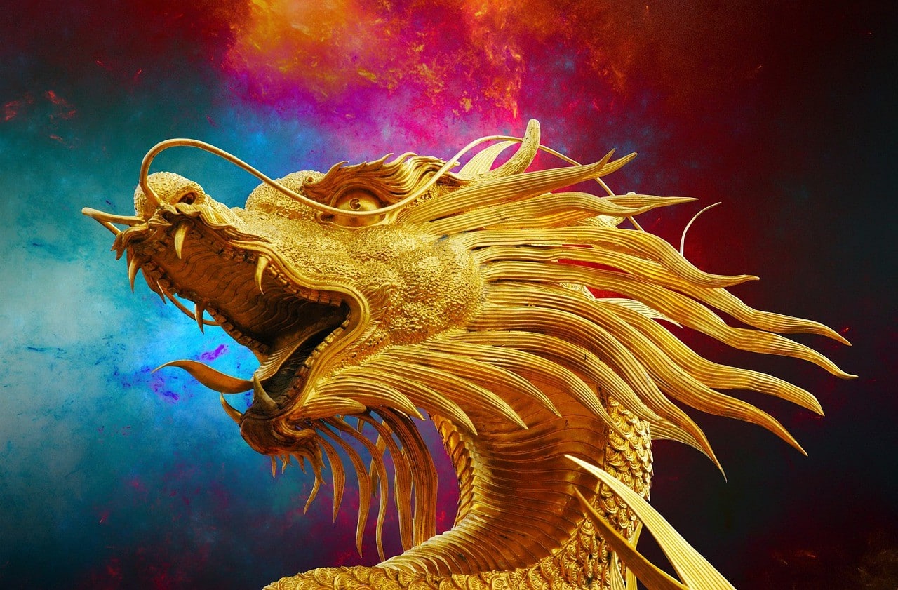 Изображение золотой статуи дракона