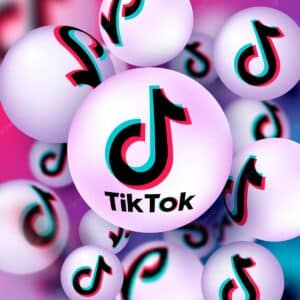 Logo de TikTok représenté sur des boules