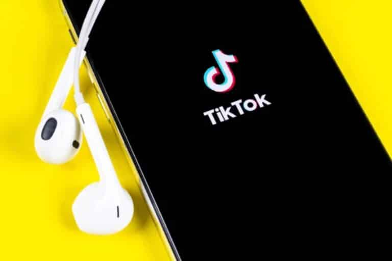 Image montrant l'application TikTok sur un écran de smartphone