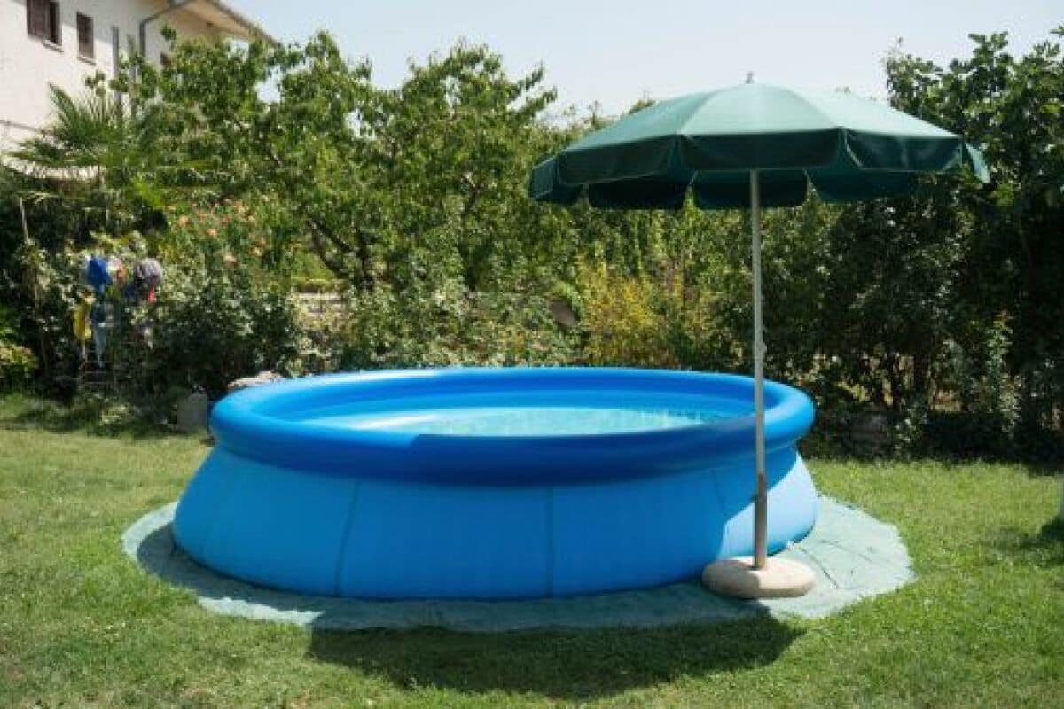 (Image d'une piscine gonflable sur le jardin. Image prise sur Internet)