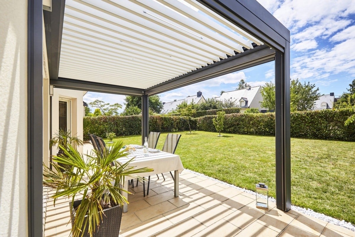 (Image illustration of a bioclimatic pergola on a wooden deck. Image taken via the Internet.)