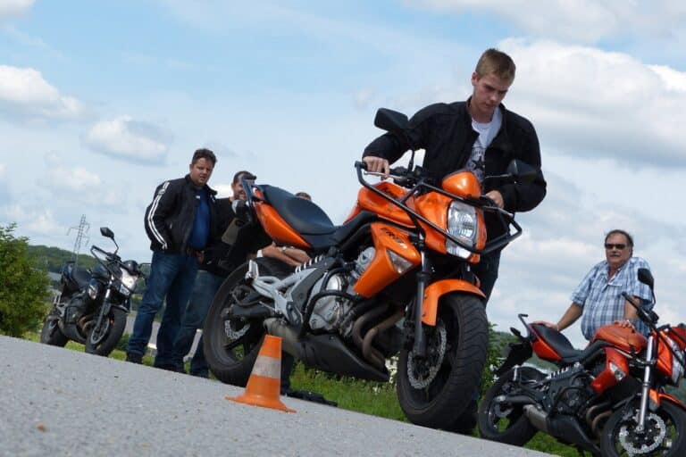 (Abbildung einer Person, die eine Prüfung für einen Motorradführerschein macht. Bild aus dem Internet)