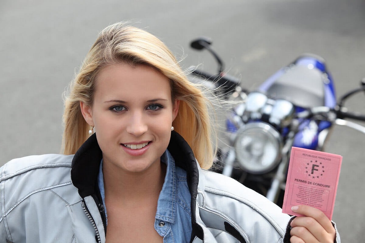(Image d'une fille avec un permis moto. Image prise sur Internet)
