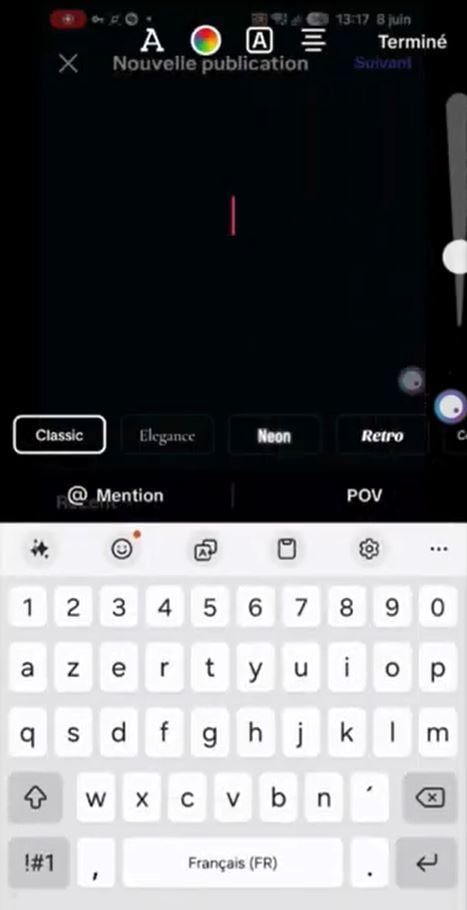 TikTokアプリでテキストを入力し、そのスタイルをカスタマイズする。.