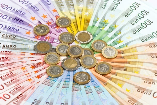 Image illustrative de pièces et de billets.