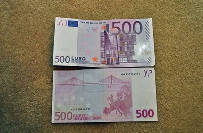 500の紙幣を描いた画像。.