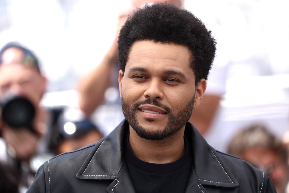 歌手 The Weeknd 公开亮相红毯