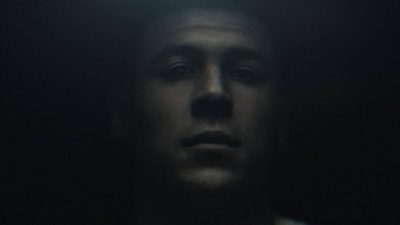 Изображение главного героя фильма "Убийца внутри: разум Аарона Эрнандеса" (Killer Inside: The Mind of Aaron Hernandez), вышедшего на Netflix. 