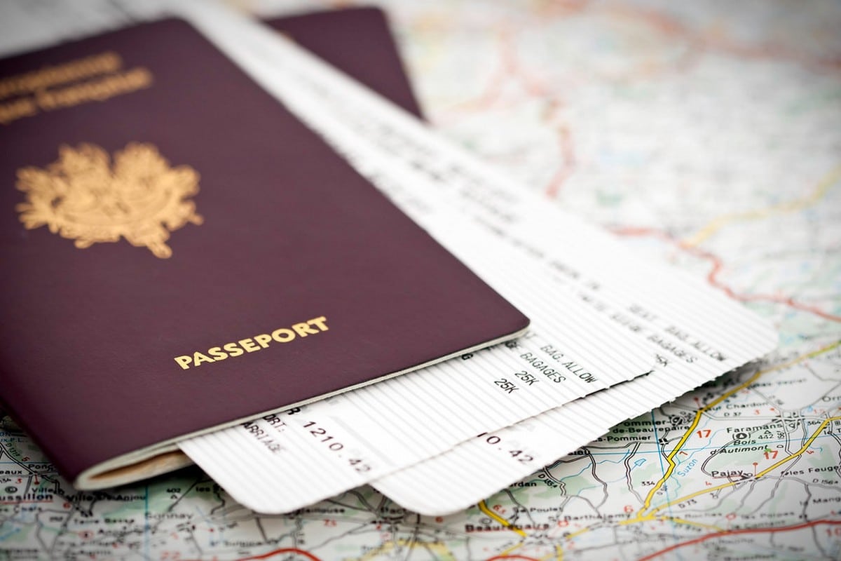 パスポート 2 枚と航空券 2 枚を示す画像
