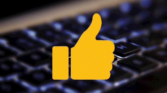 Tommelfinger op billede på et tastatur