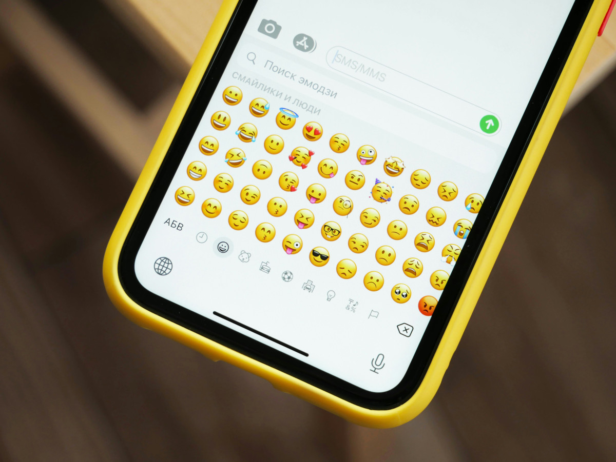 Gambar yang mengilustrasikan penggunaan emoji