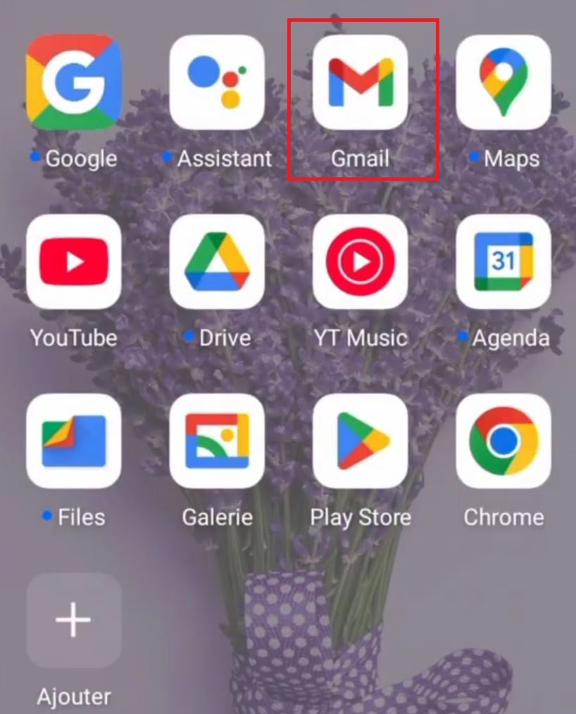 Запуск приложения Gmail на главном экране мобильного устройства.