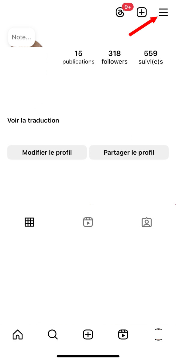 Instagramアプリの画面。「設定」につながる3本の横線を説明する。 