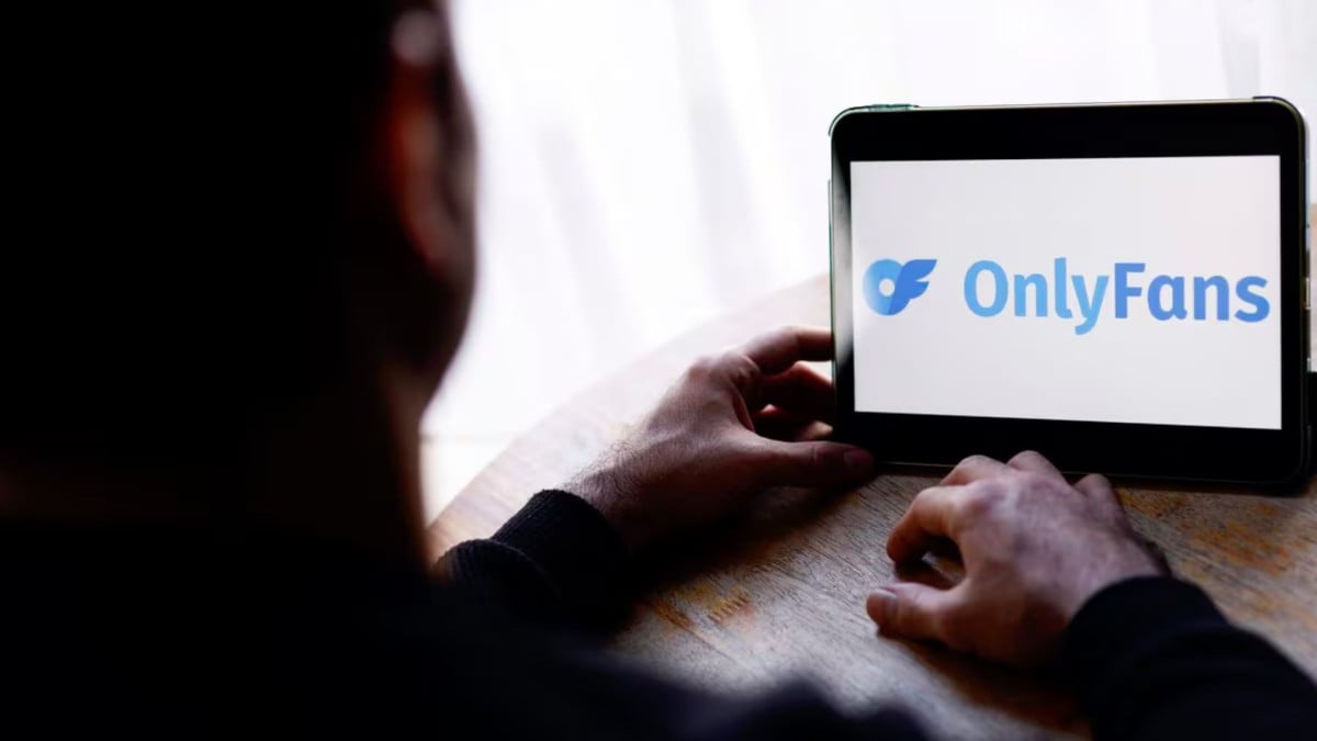 Billede, der illustrerer brugen af OnlyFans på en tablet