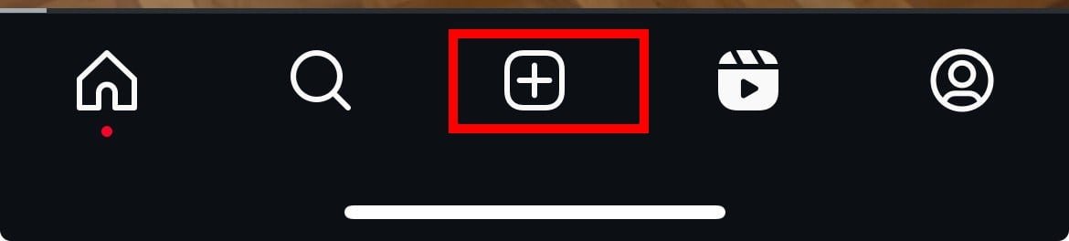 Botão "Plus" no Instagram para ilustrar como adicionar música às suas fotografias 