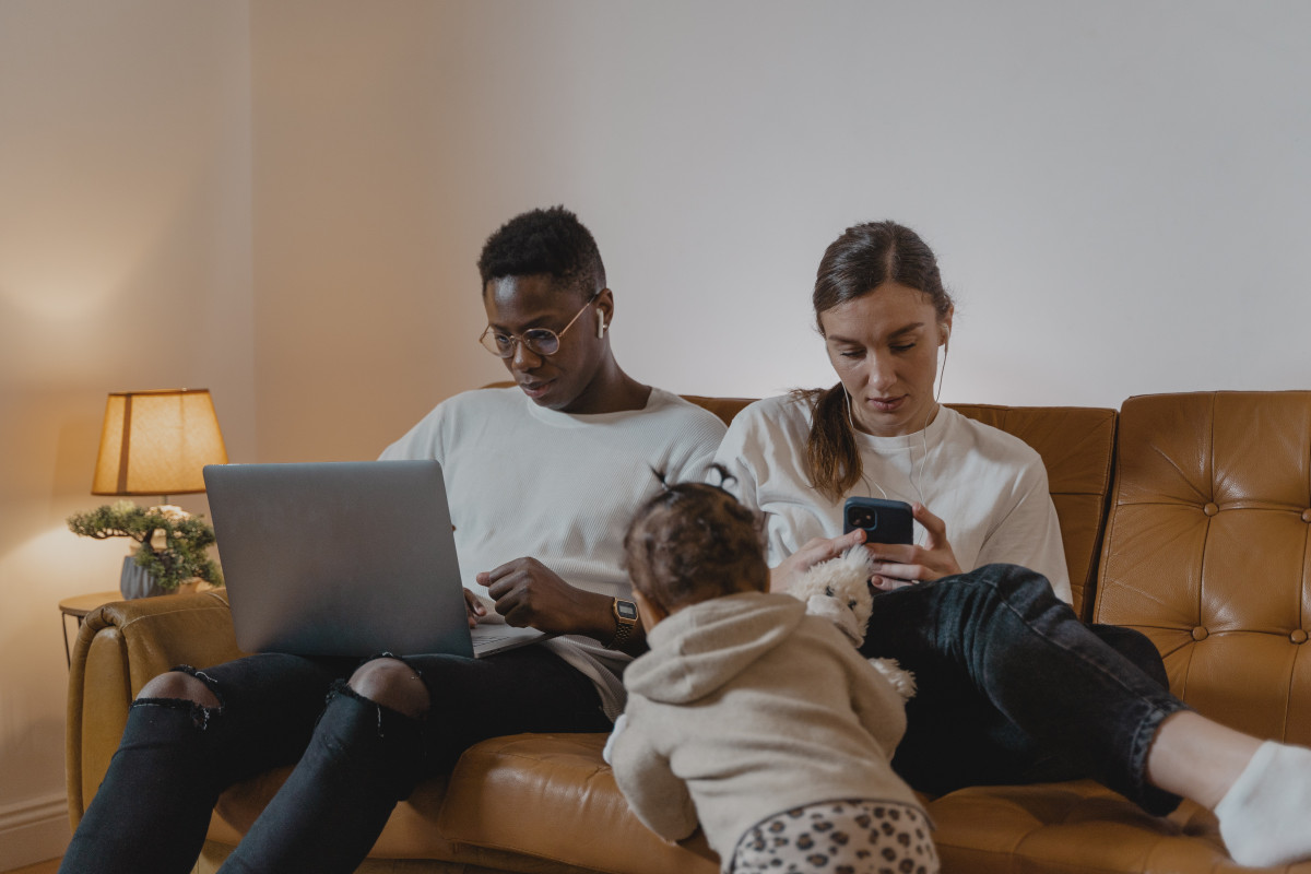 Gambar representatif dari sebuah keluarga yang menggunakan perangkat seluler mereka