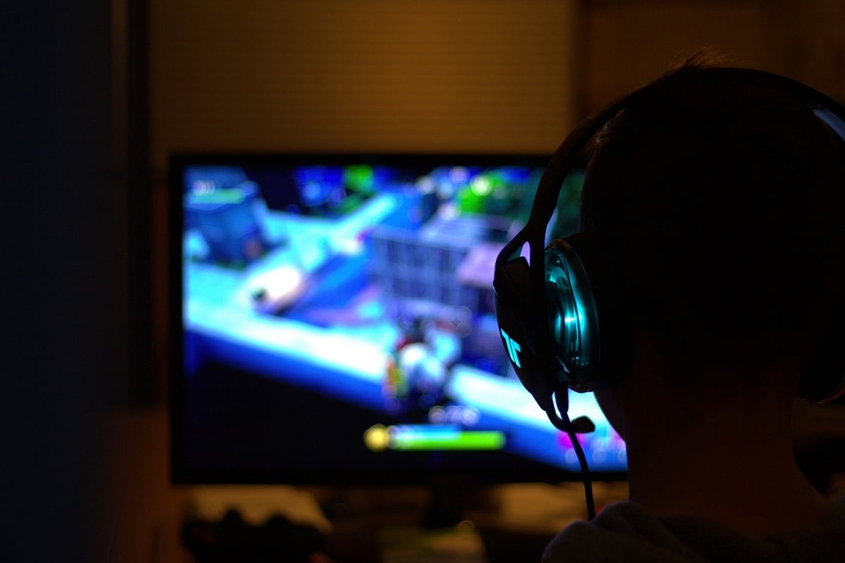 Imagem de uma pessoa a jogar um jogo de vídeo