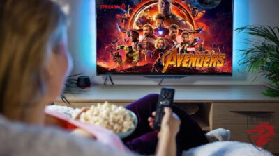 Bidikan representatif dari malam di bioskop saat menonton Avengers secara streaming.