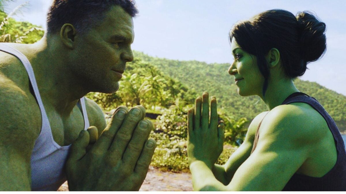 Hulk y She Hulk en una sesión de yoga