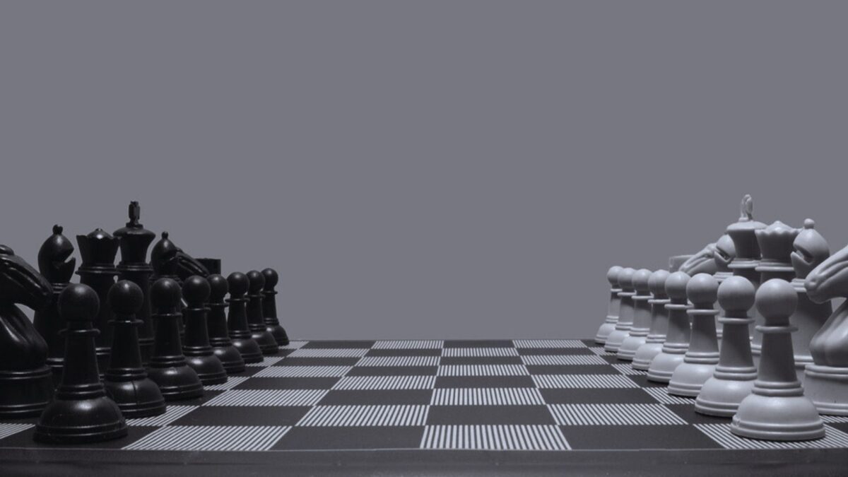 Fotografia de um tabuleiro de xadrez com as peças sobre ele
