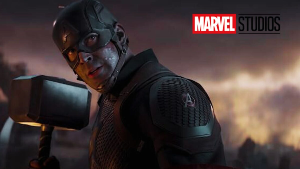Billede af Captain America, der holder Thors hammer