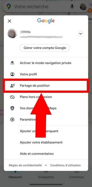 Нажмите на профиль Google в правом верхнем углу и нажмите кнопку Поделиться местоположением. 