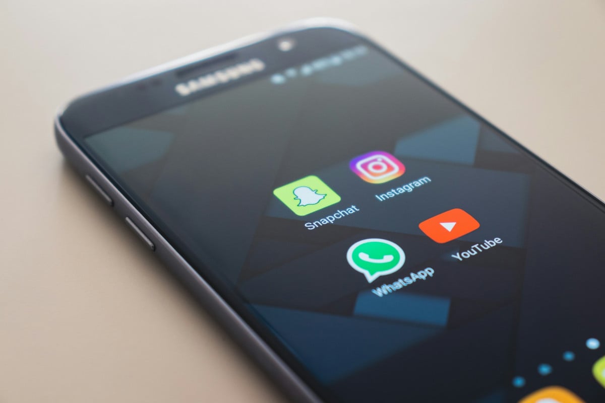 Ilustración que muestra un smartphone utilizando varias redes sociales, lo que resulta perfecto para compartir tu programación y otros contenidos en torno a tu emisión en directo en Twitch.