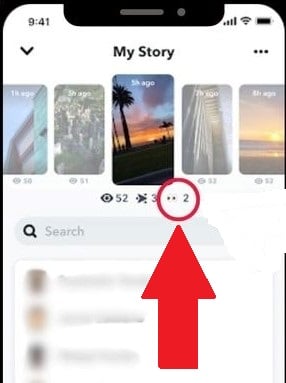 Snapchat+の「目」の絵文字（👀）を見つけましょう。これはストーリーの閲覧回数を示しています。.