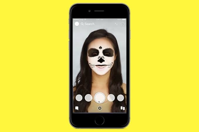 一个应用于Snapchat用户面部的增强现实滤镜示例。.
