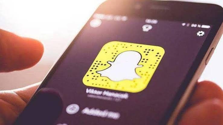 一个人在手机上操作Snapchat。.