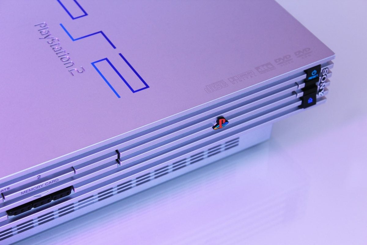 Consola PlayStation 2 gris usada en buen estadoCaption