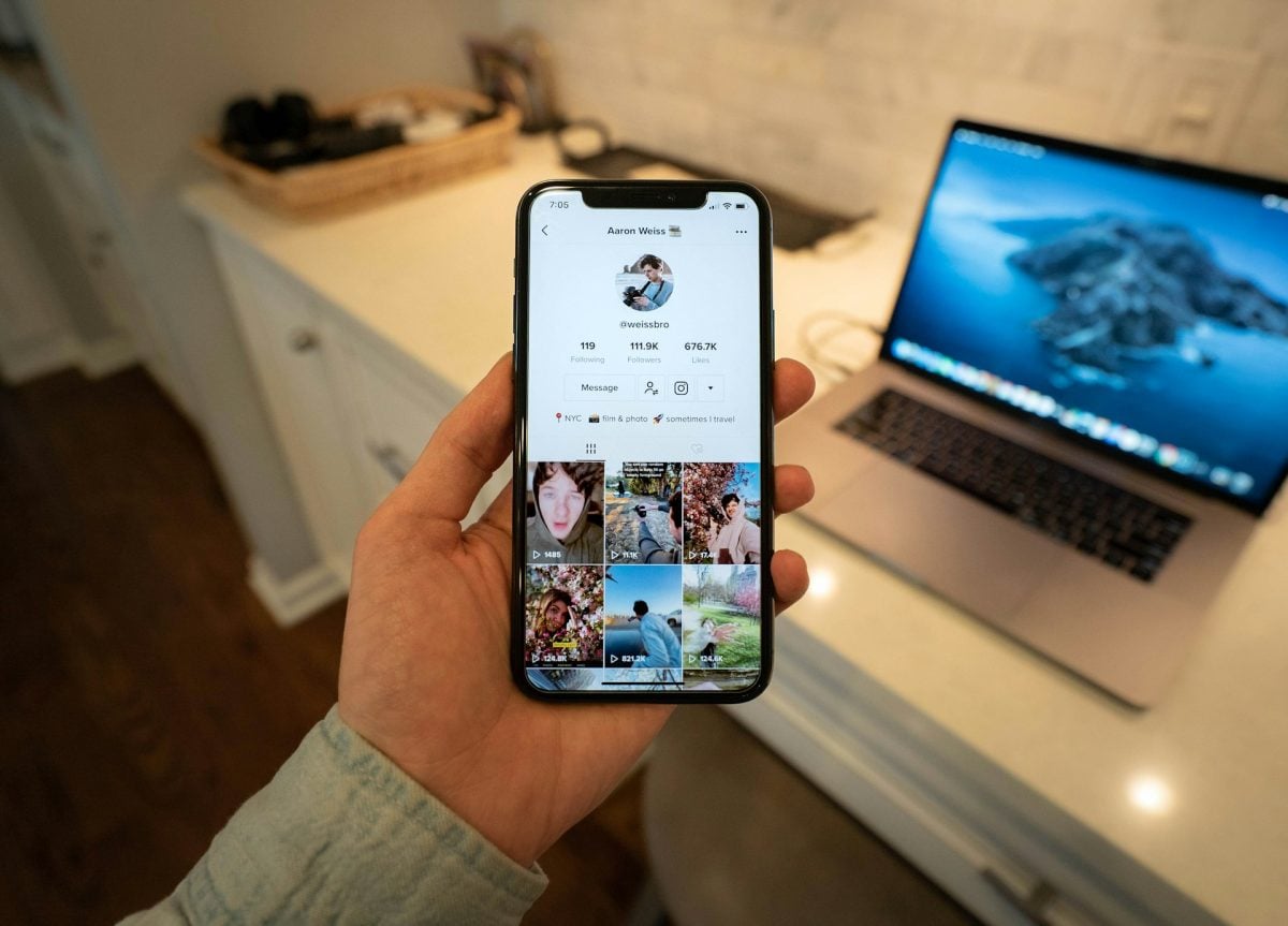 智能手机上的 TikTok 账户照片