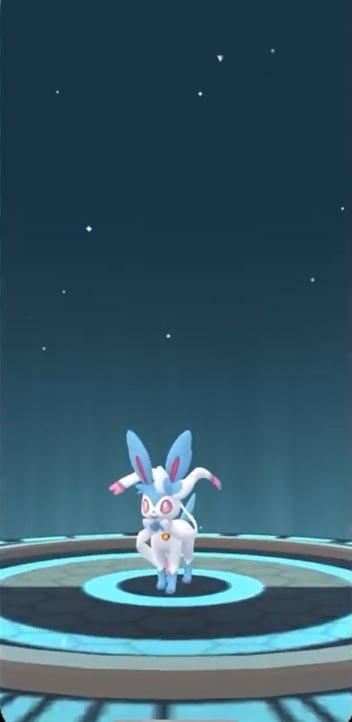 Una Shiny Nymphali recién transformada en el juego para móviles Pokémon GO.