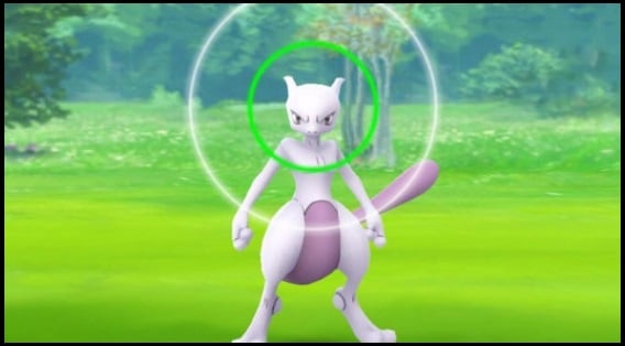 Espera que o alvo reapareça antes de lançares a tua Bola de Honra e tentares capturar o Mewtwo.