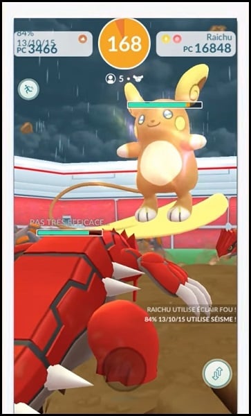 Uma batalha de Raid contra o Raichu boss no Pokémon GO. 