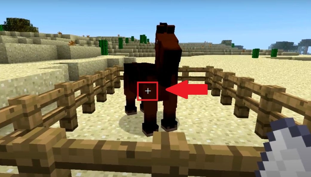 Щелкните правой кнопкой мыши на лошади, чтобы покормить ее на Minecraft