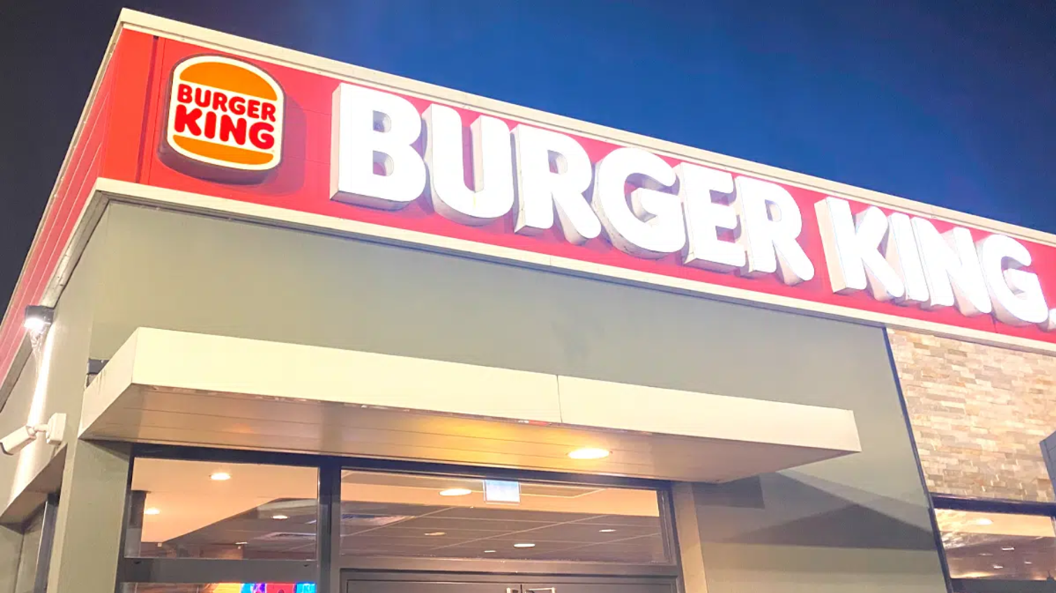 Esta é uma das lojas Burger King em Paris.