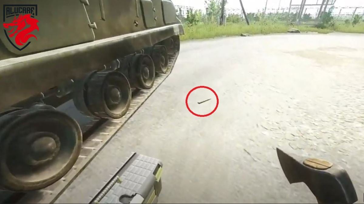 Sebuah amunisi OFZ 30x165mm di dekat sebuah tank di pangkalan militer