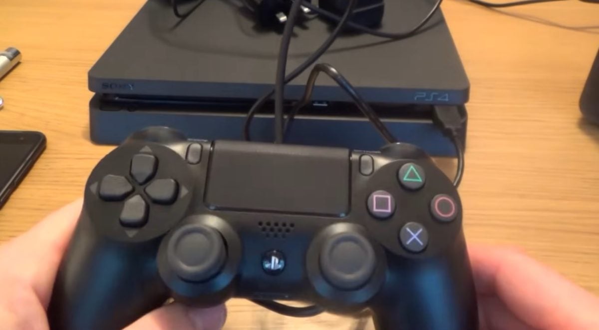 Utilisez le câble USB fourni pour brancher votre manette PS4 à la console