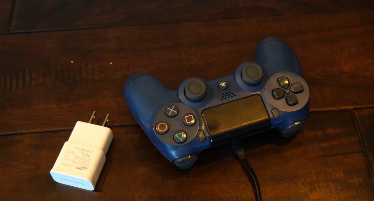 Vous pouvez utiliser un boitier de téléphone pour charger votre manette de PS4 sur secteur