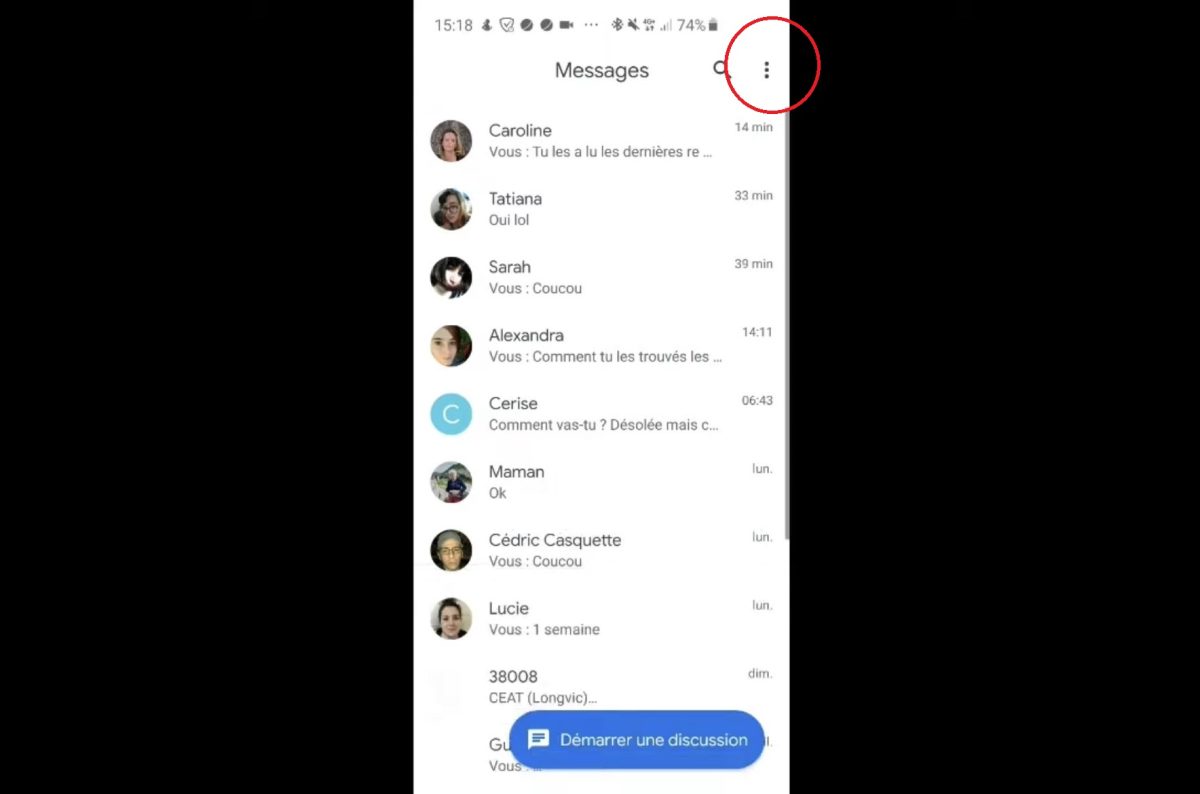 For at få adgang til indstillingerne for Google Beskeder skal du klikke på de tre prikker i øverste højre hjørne.