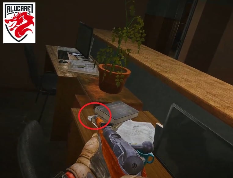 Sur le bureau derrière le comptoir