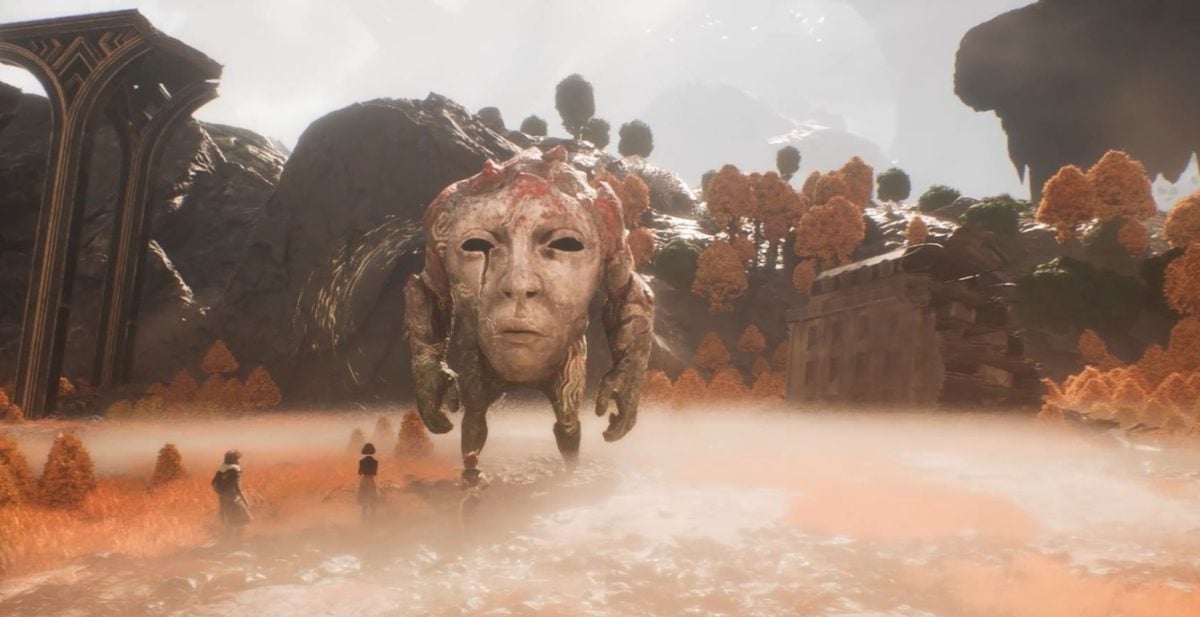 Clair Obscur: Expedition 33』より、海岸洞窟の入り口にあるビッグヘッド。